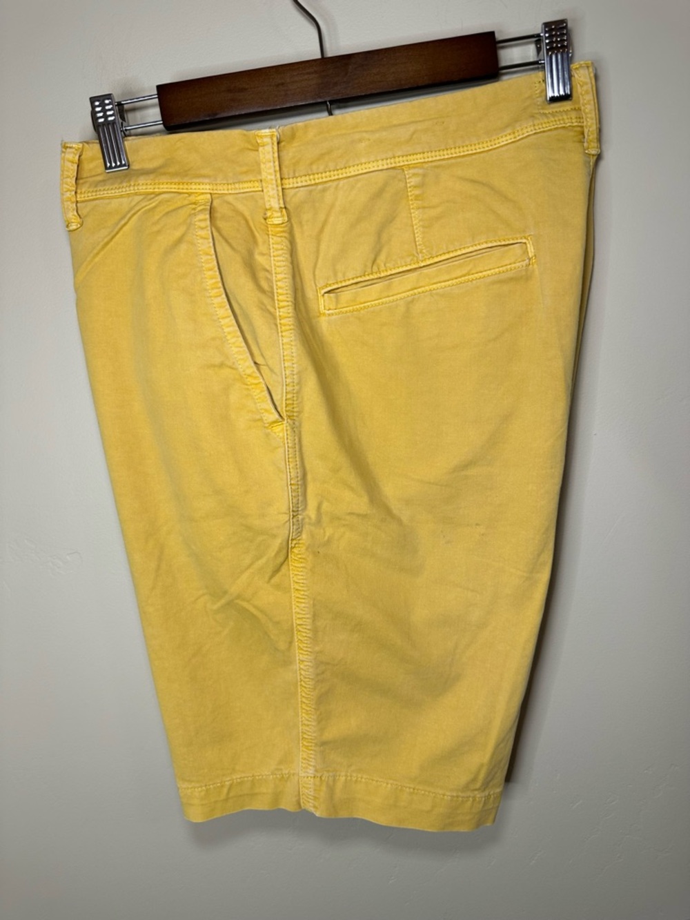 American Eagle Men’s 32” Yellow Flat Front Above the Knee Preppy Shorts
